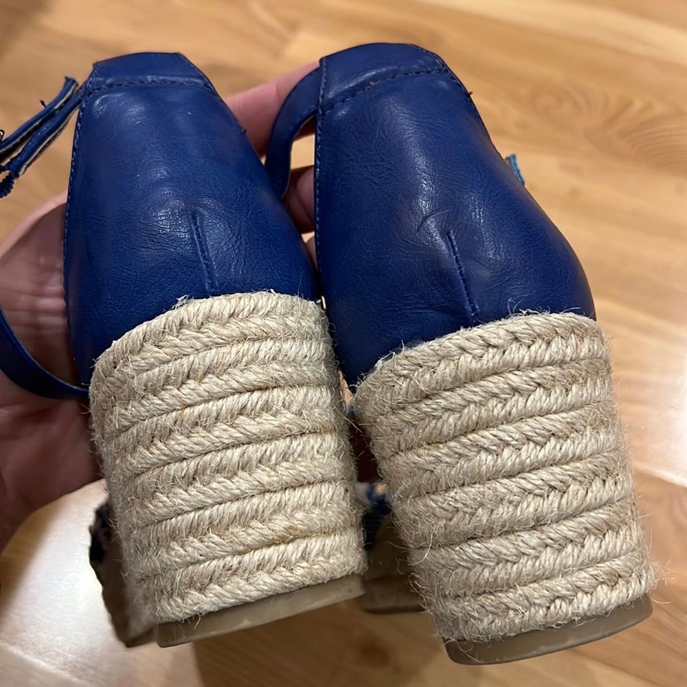 Blue Striped Strappy Wedges 8.5 - Picture 5 of 9